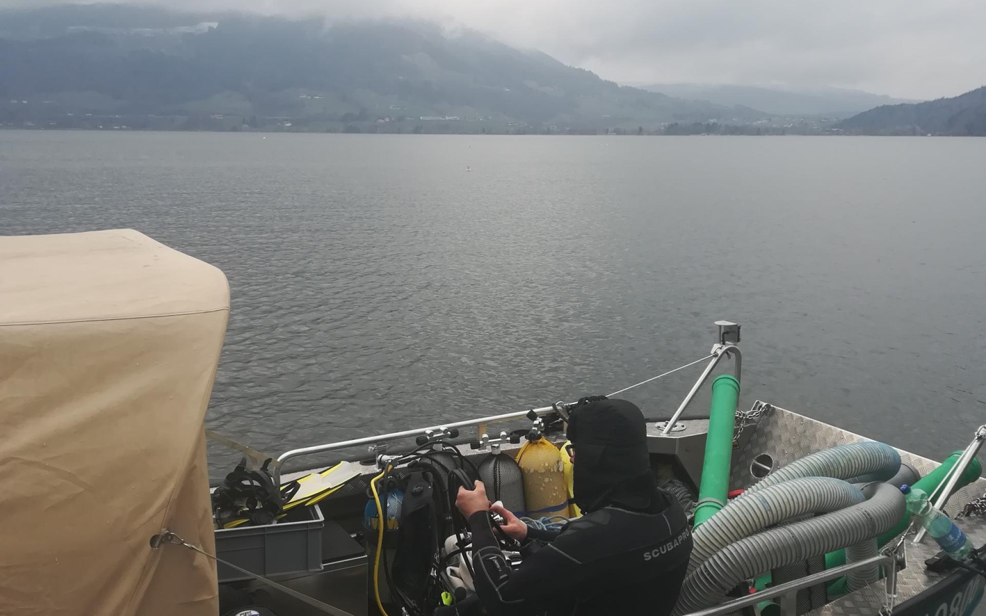 Das Forschungsboot auf dem See schwimmend