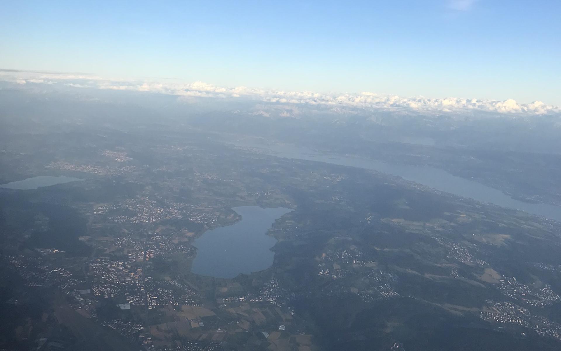 Luftbildaufnahme eines schweizer Sees