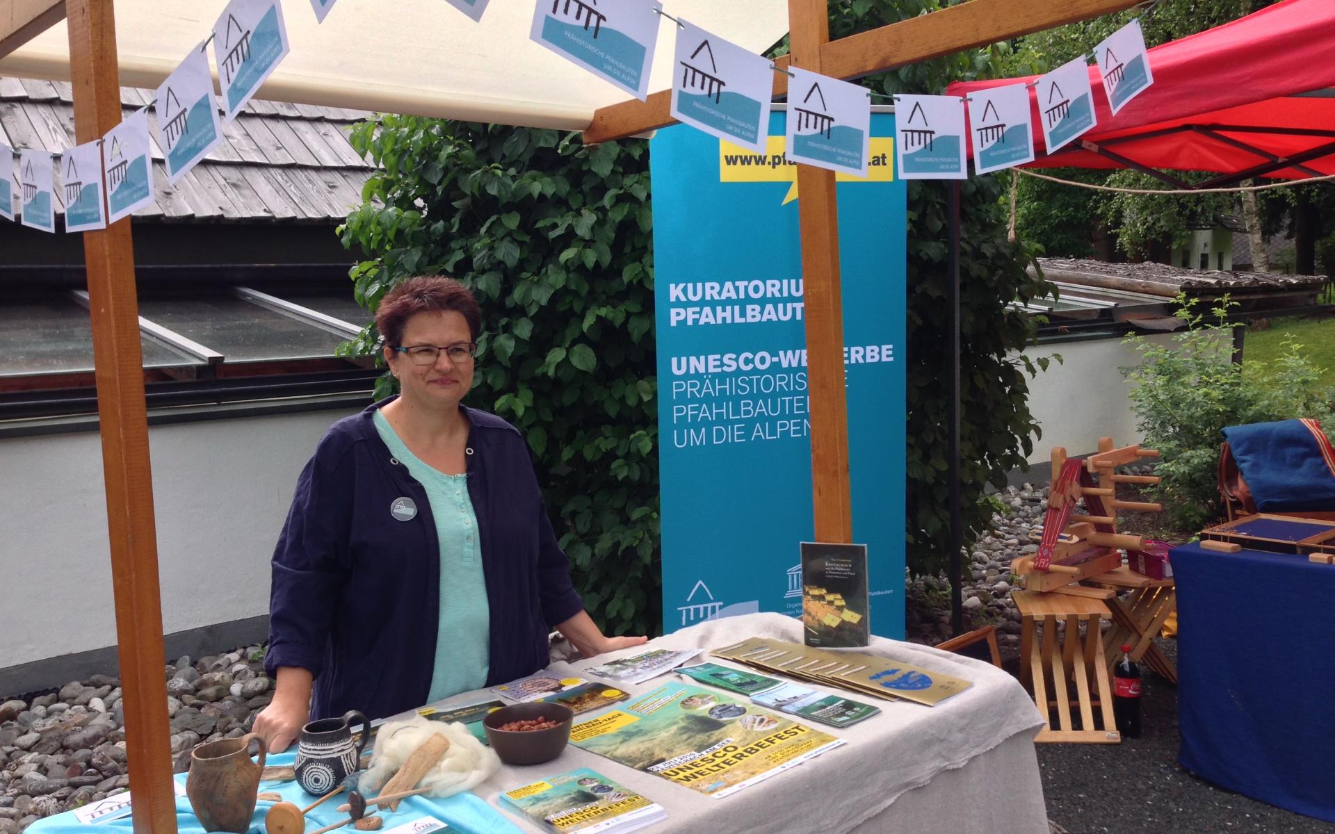 Lieselore am Infostand in der Keltenwelt Frög