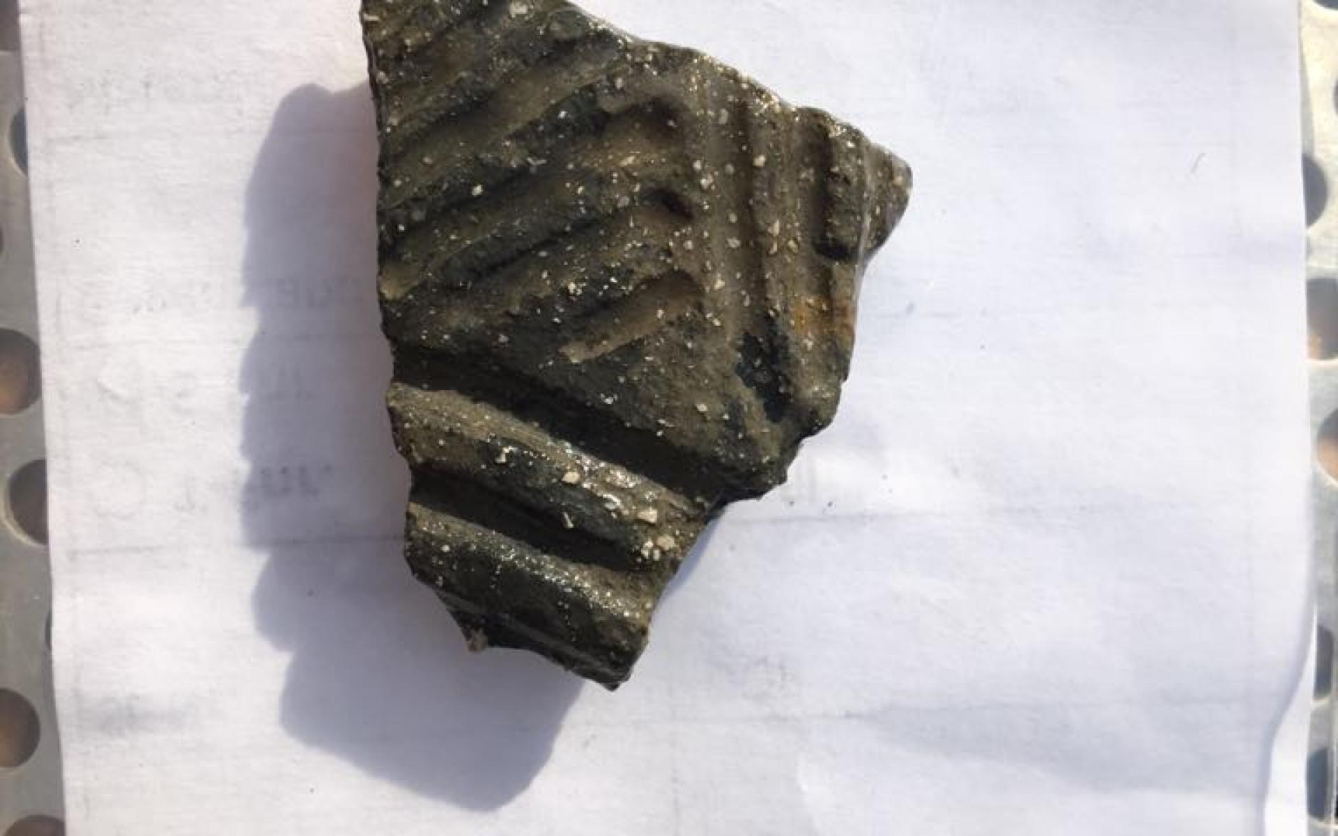 Ein Keramikfragment mit linearen Verzierungen
