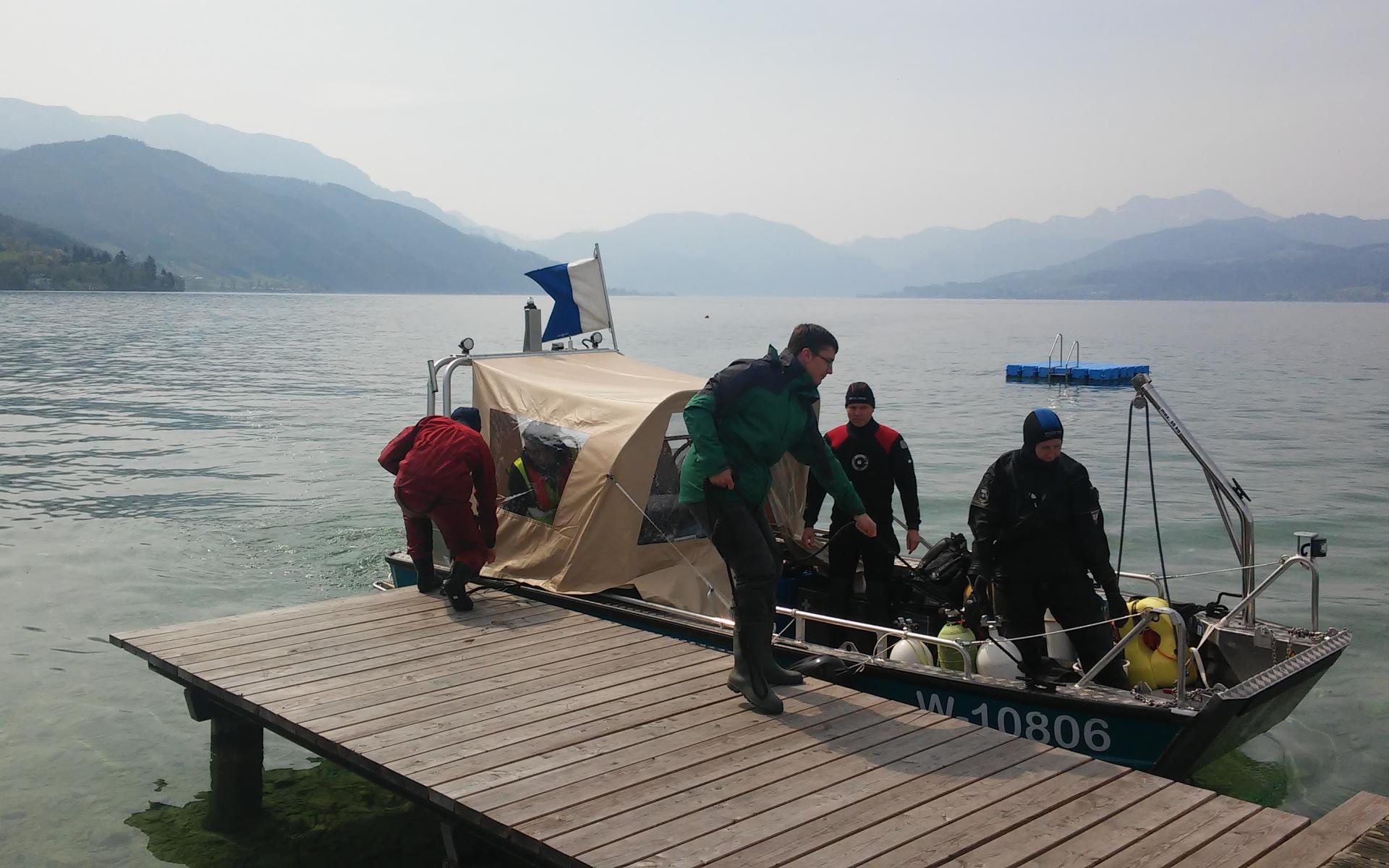 Das Forschungsboot samt Team beim Anlegen am Steg