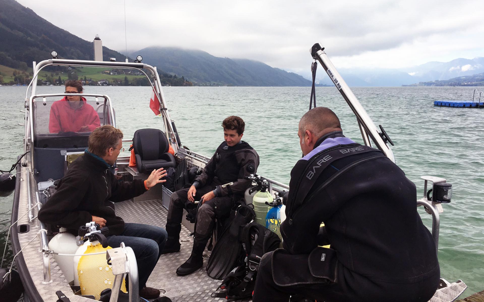 4 Personen befinden sich auf dem Forschungsboot