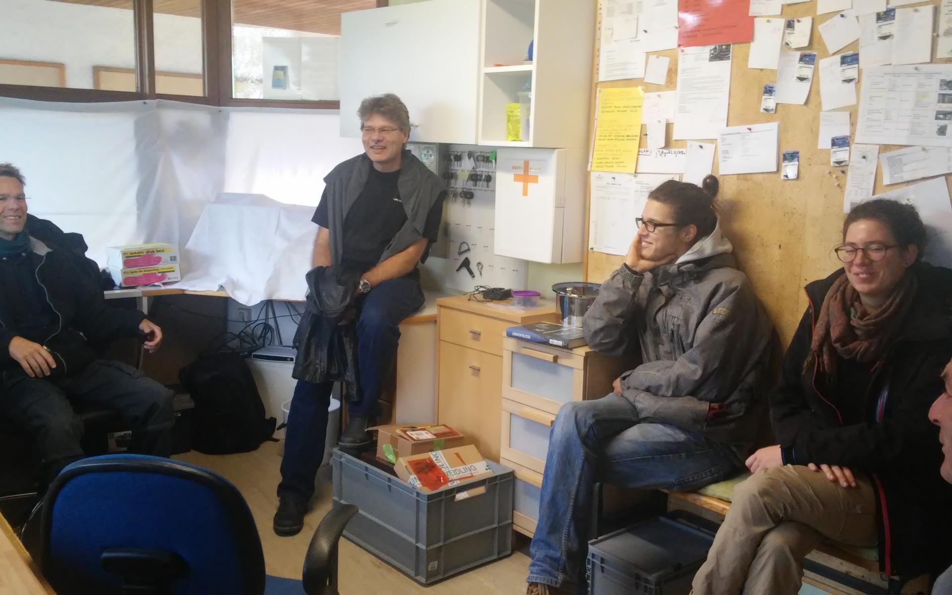Die Teammitglieder bei der ersten Besprechung im Büro