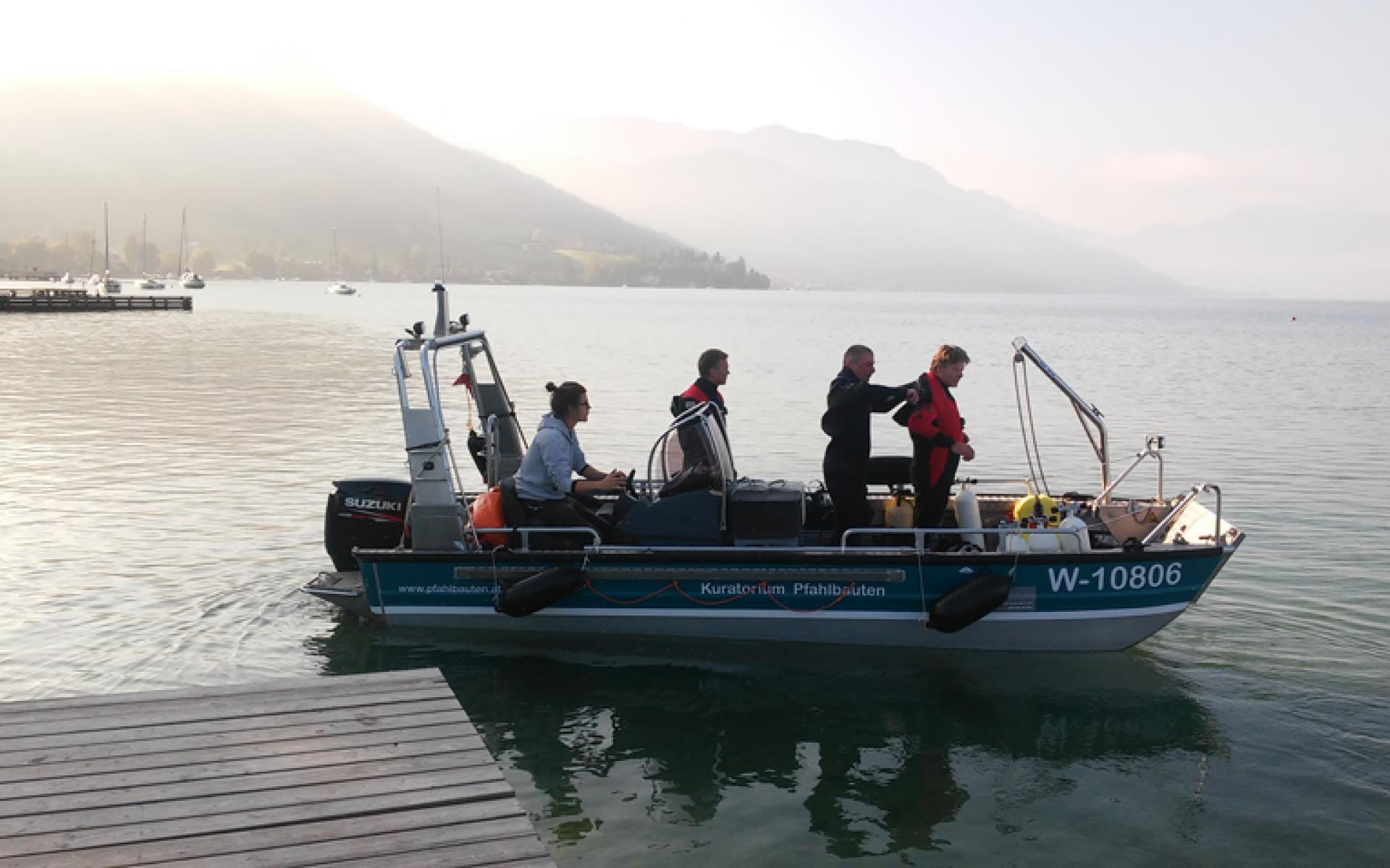 4 Personen am Forschungsboot beim Ablegen