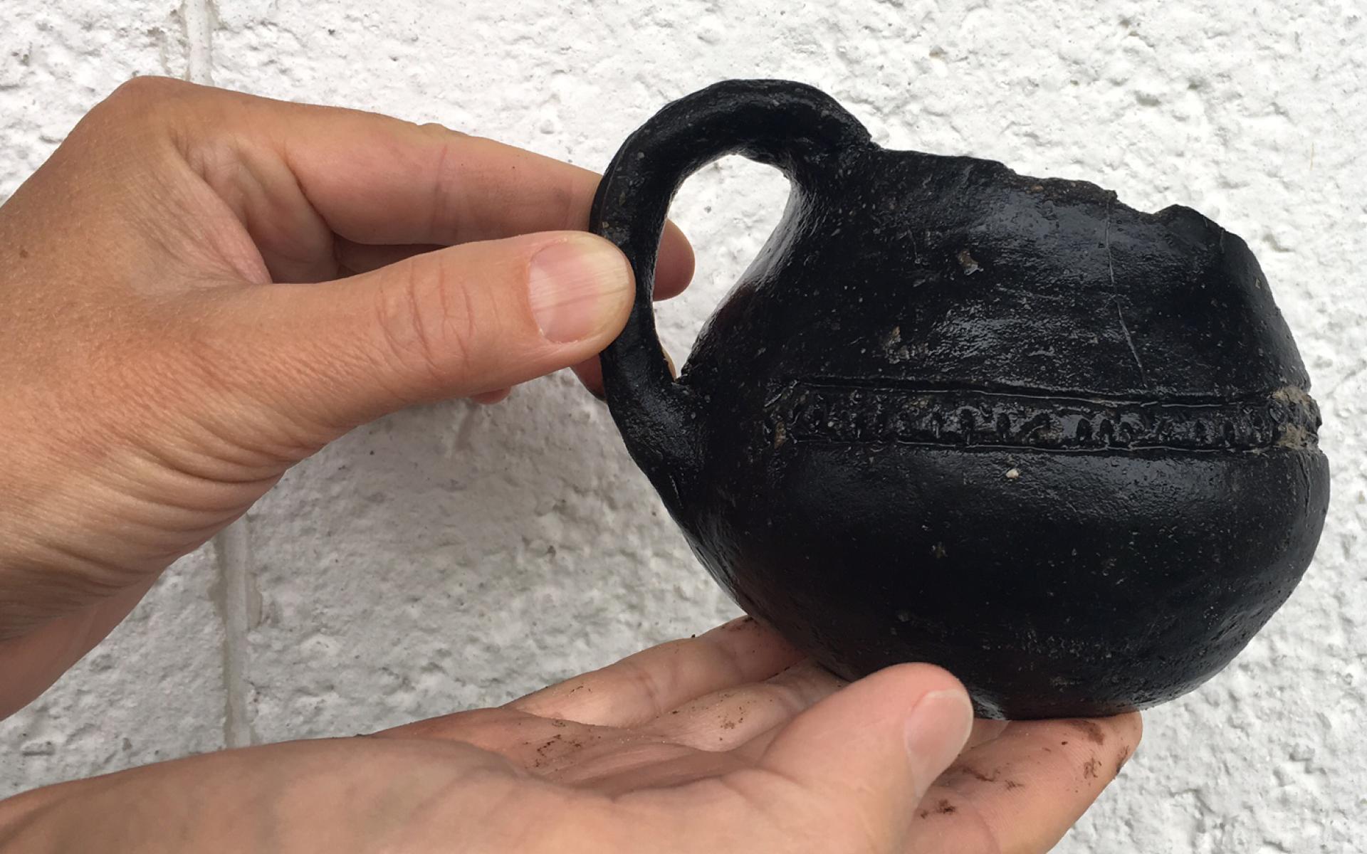 Eine fragmentierte Tasse mit ungewöhnlichen Verzierungen