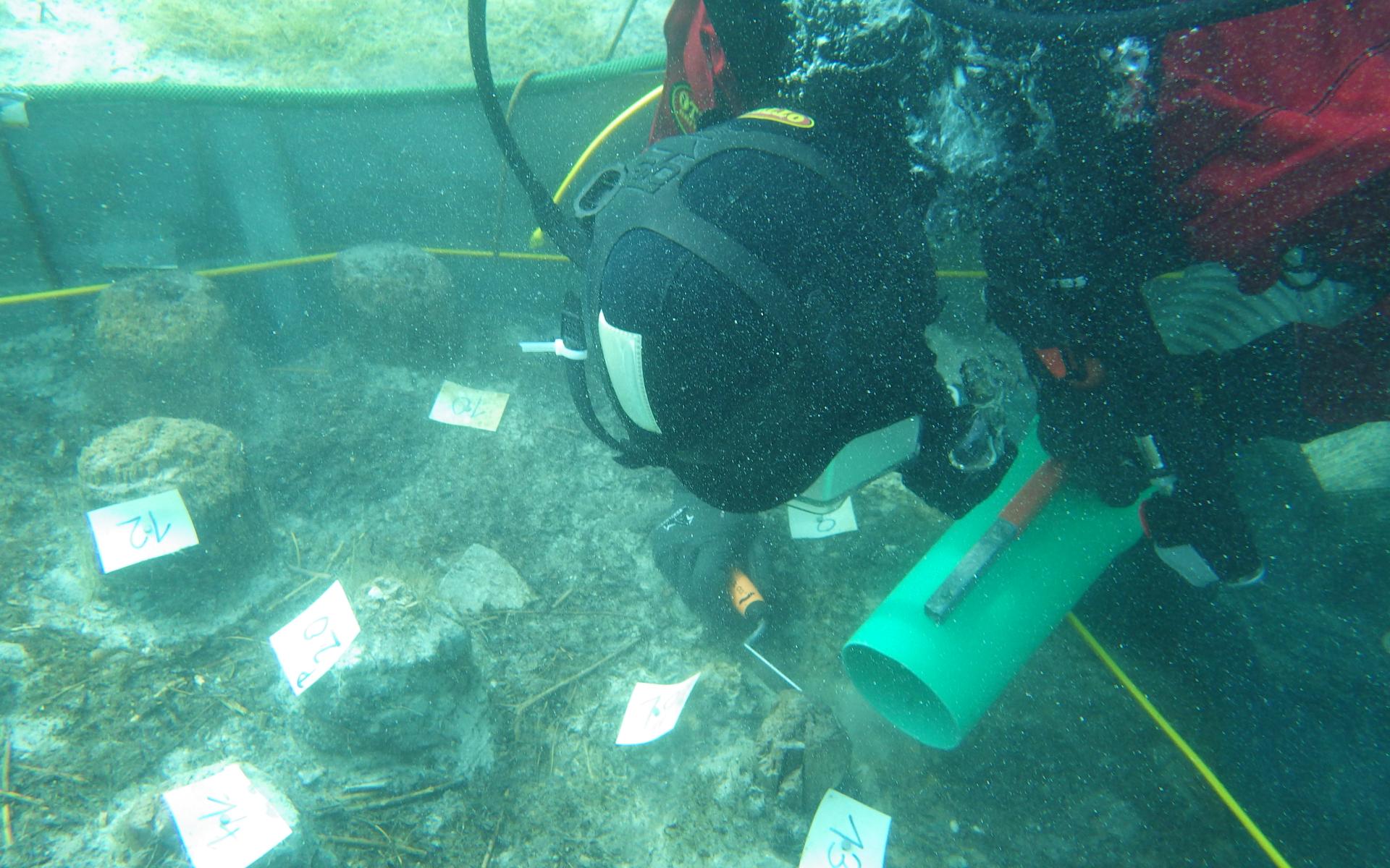 Ein Taucher mit der Dredge im Unterwasserschnitt beim Abtragen der ersten Kulturschicht