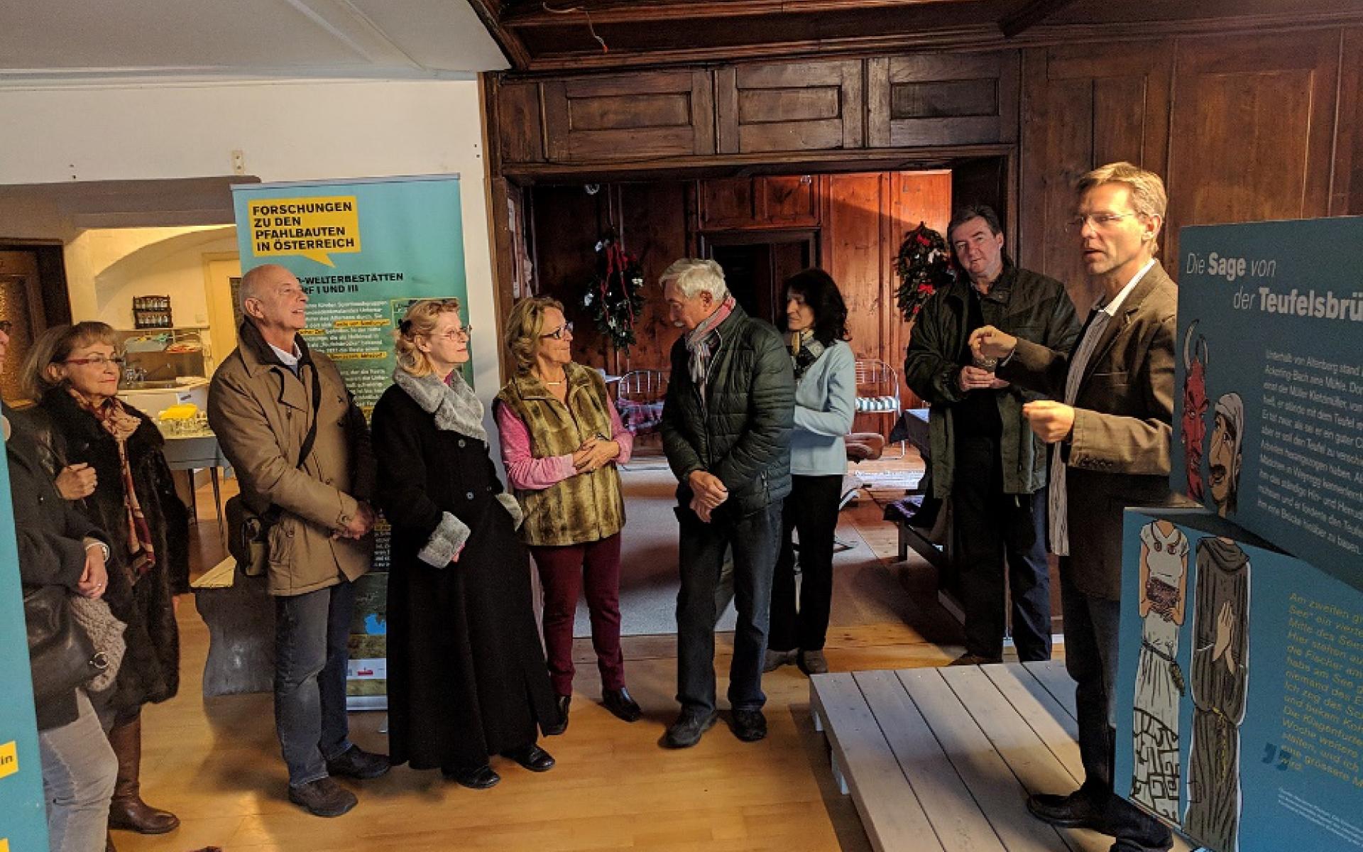 Eine Menschengruppe in einem Ausstellungsraum