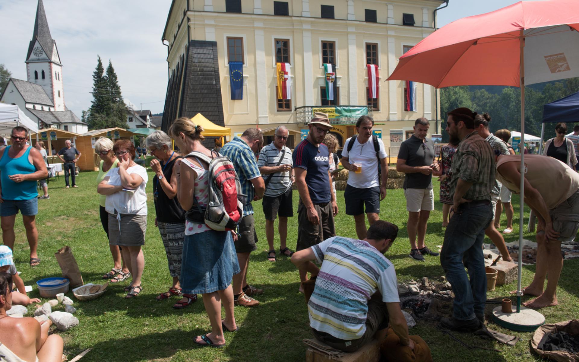 Eine Menschenansammlung neben Ständen auf dem Welterbefest 2016
