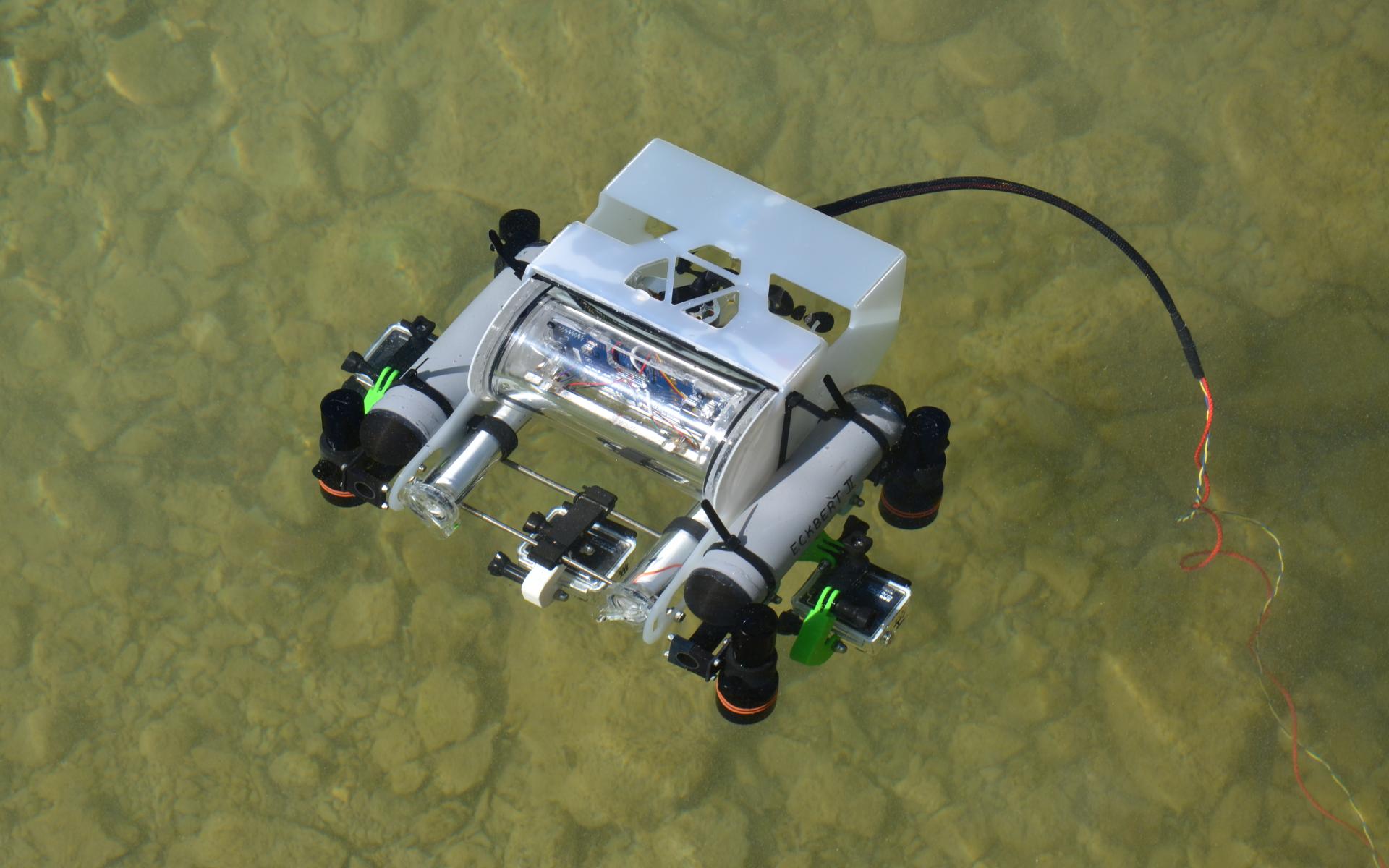 Ein Mini U-Boot schwimmt auf dem Wasser