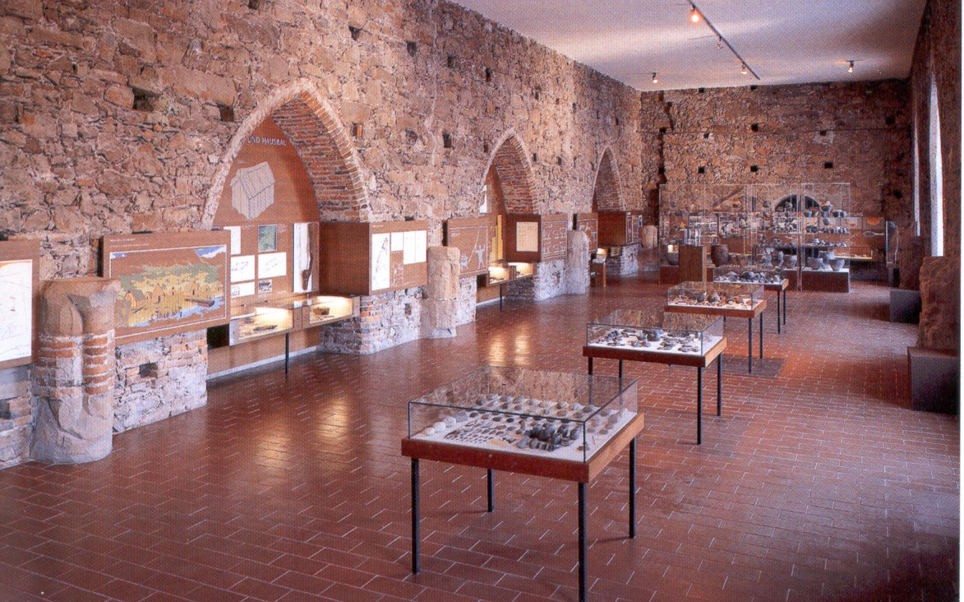 Der steinerne Saal im Pfahlbaumuseum Mondsee