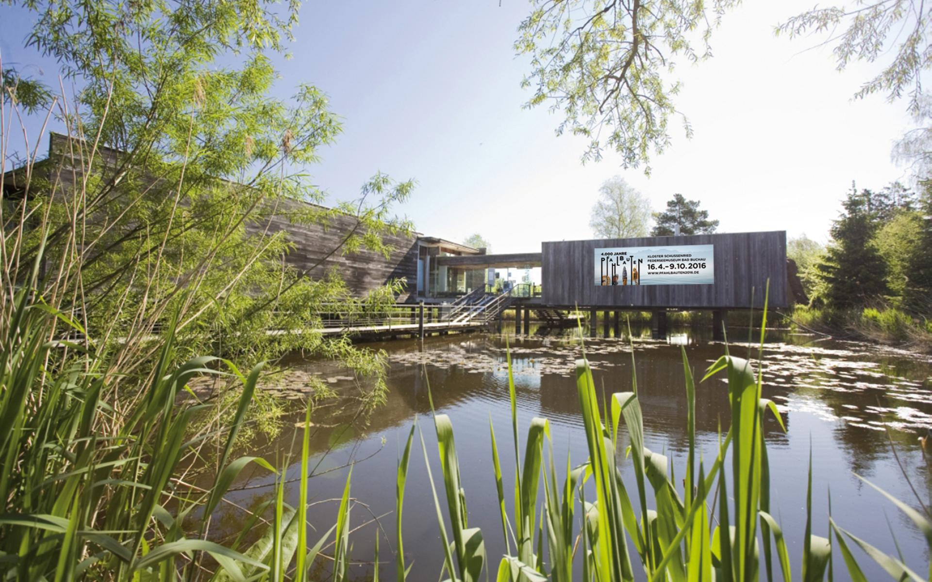 Der Eingangsbereich des Federseemuseums mit dem Teich vor dem Gebäude