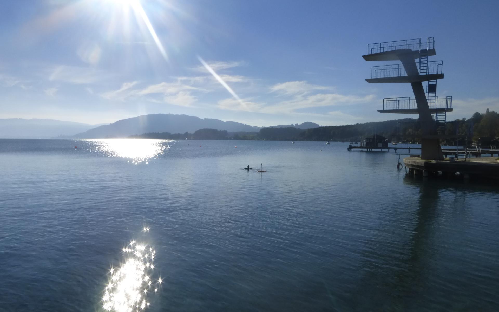 Ein Blick über den Attersee, am rechten Bildrand erkennt man den Sprungturm in Seewalchen
