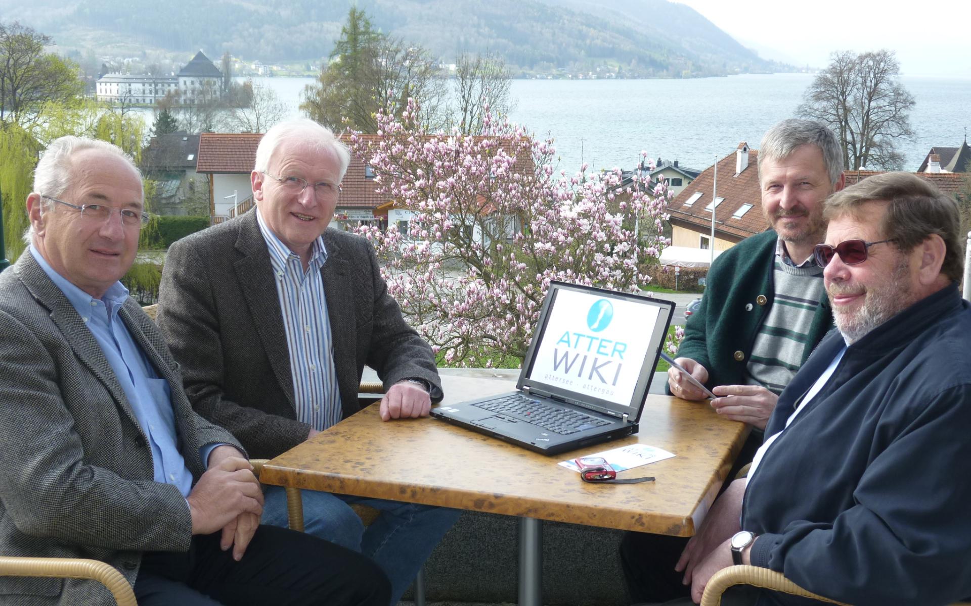 Autorenteam AtterWiki mit dem See im Hintergrund