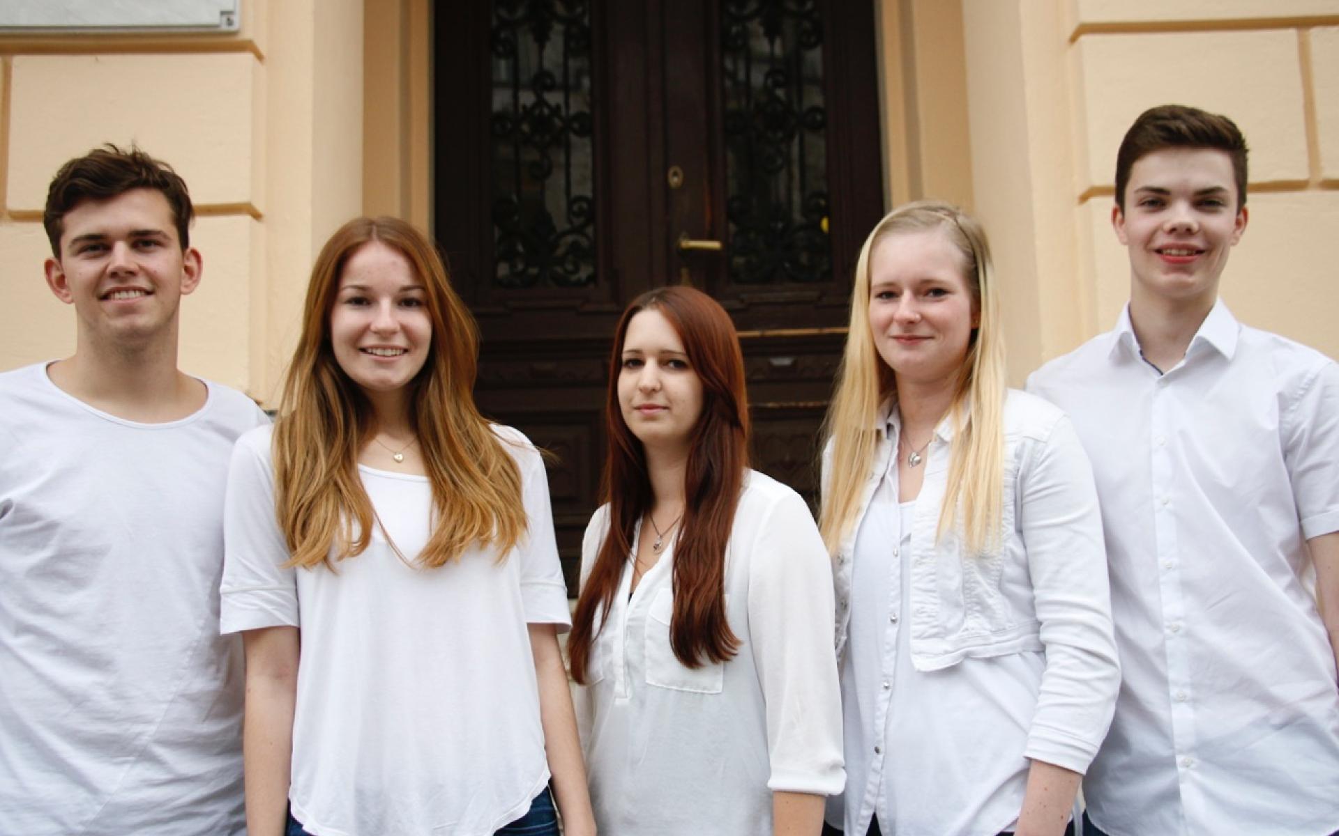 5 Schüler:Innen der HAK1 Klagenfurt in weißen Shirts