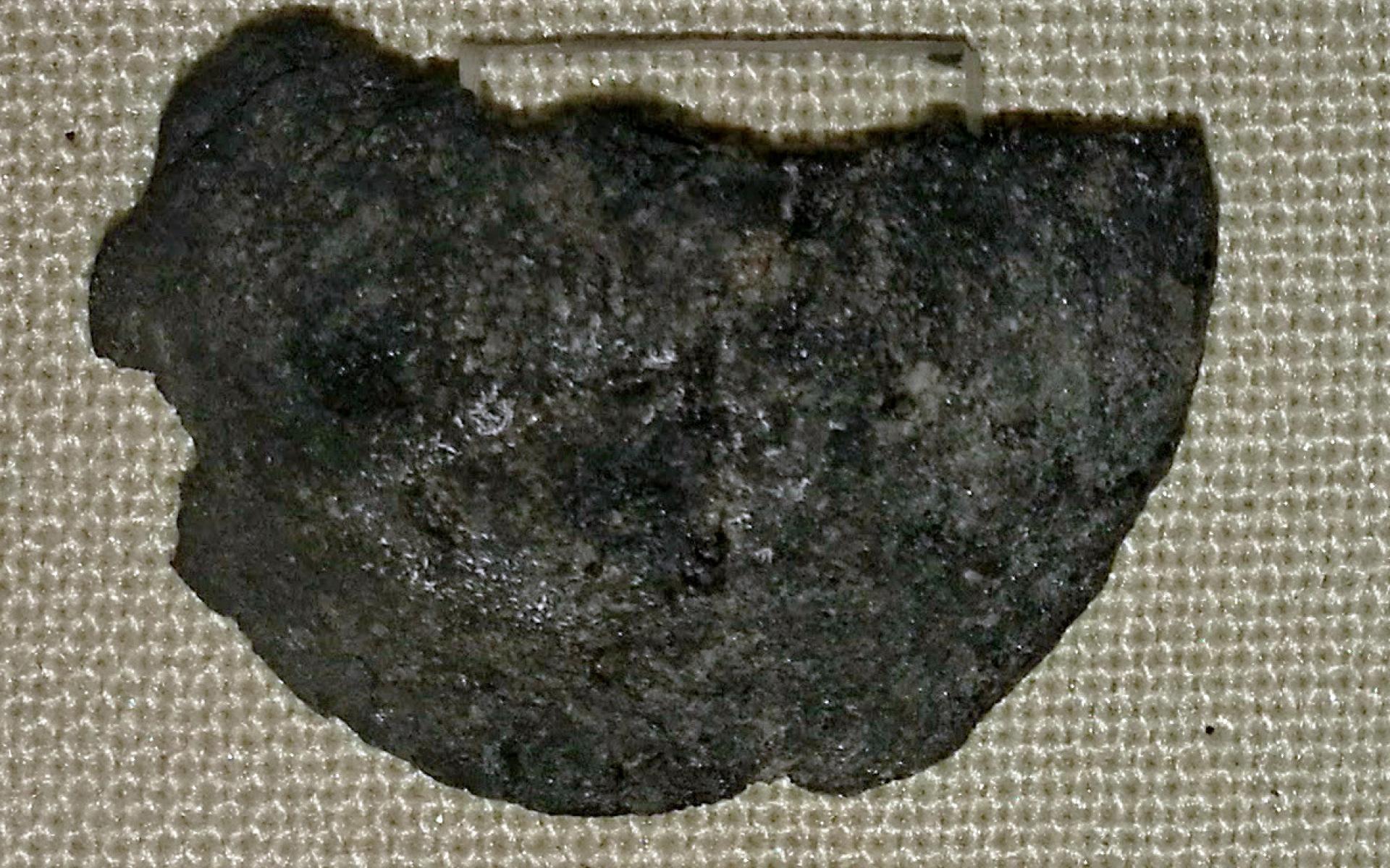 Der jungsteinzeitliche, schwarz verkohlte Klumpen, der landläufig als „Urknödel“ wohlbekannt ist.