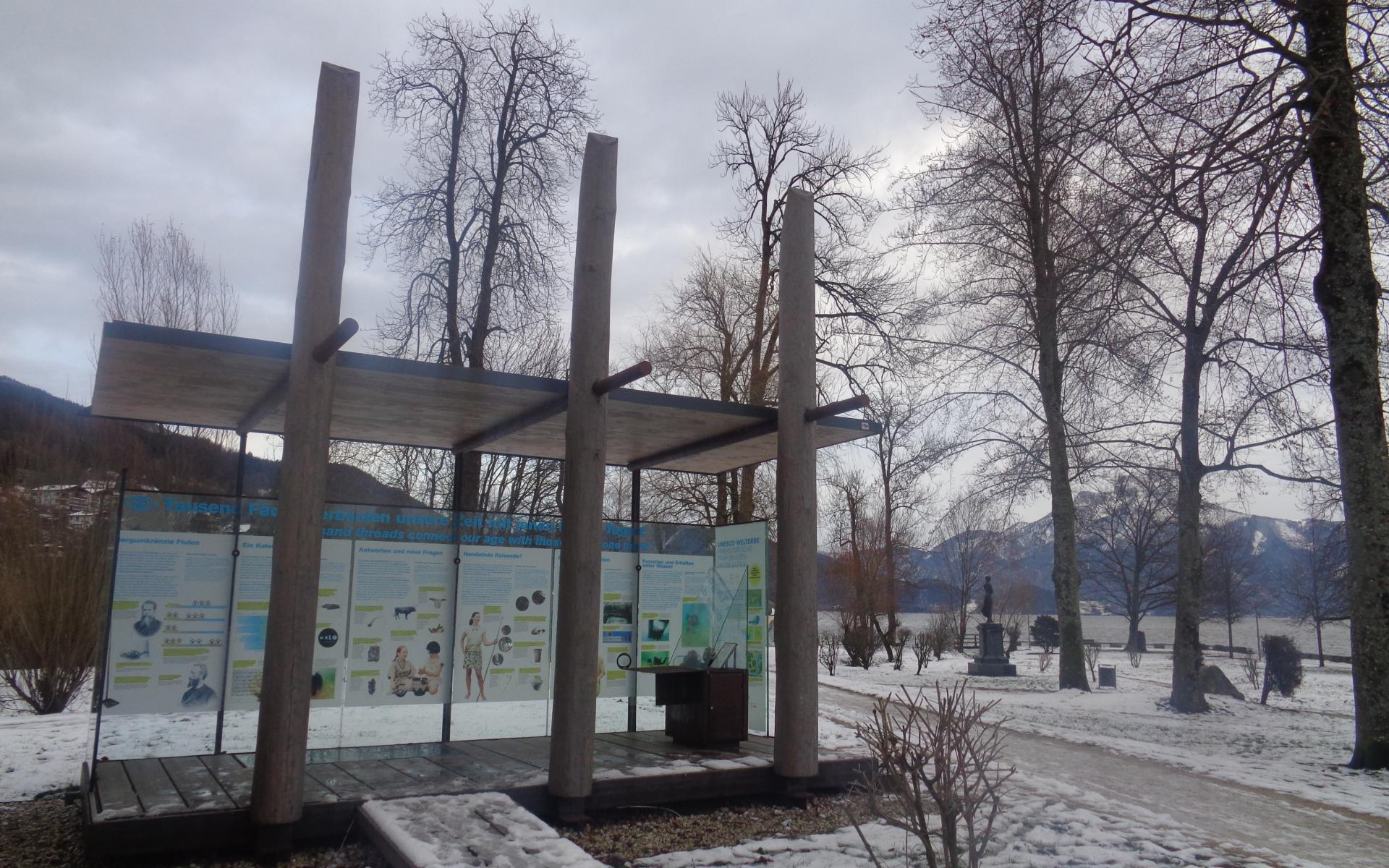 Der mit Schnee umgebene Pfahlbauten-Pavillon am Mondsee