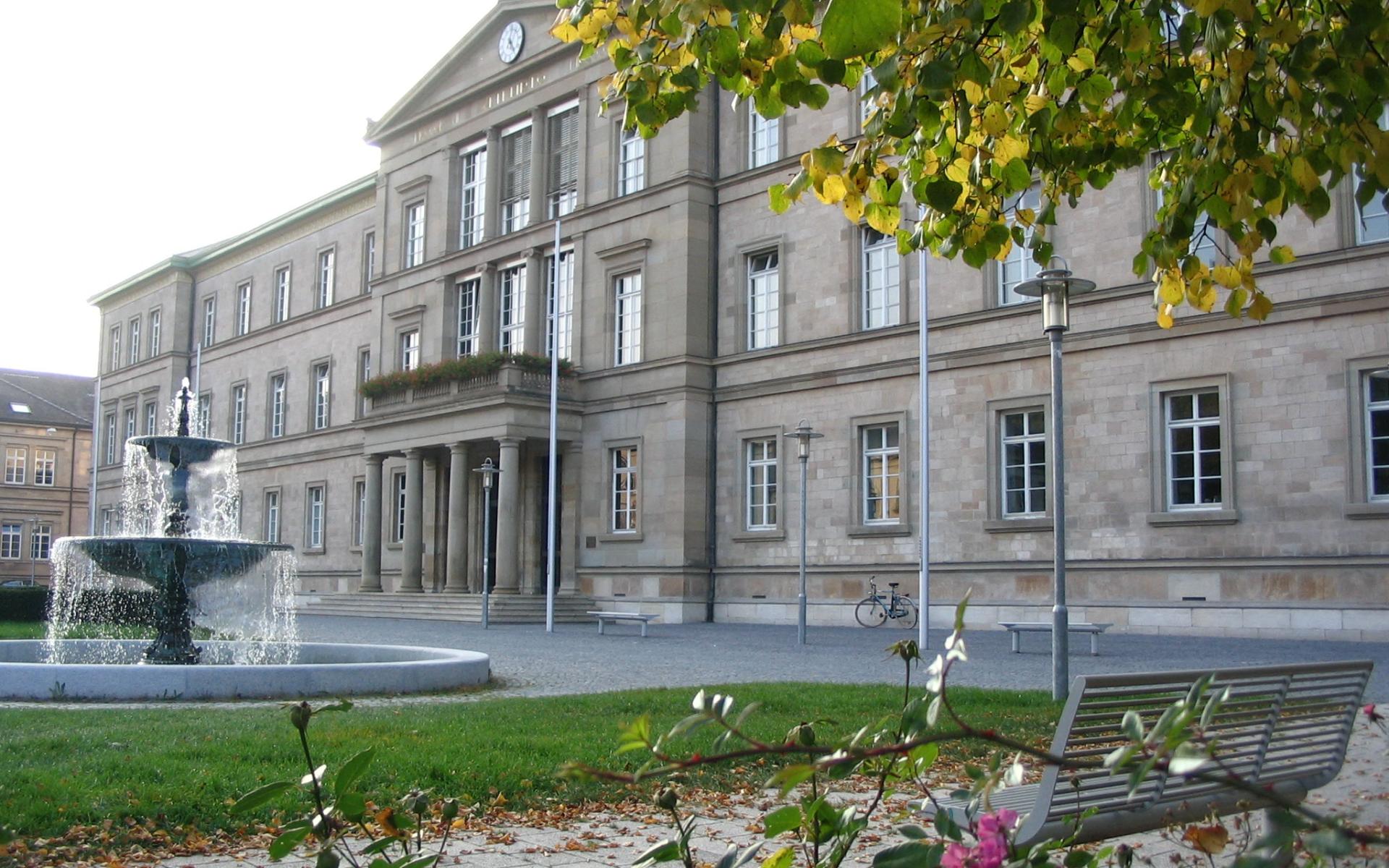 Die Fassade der Uni Tübingen mit Springbrunnen