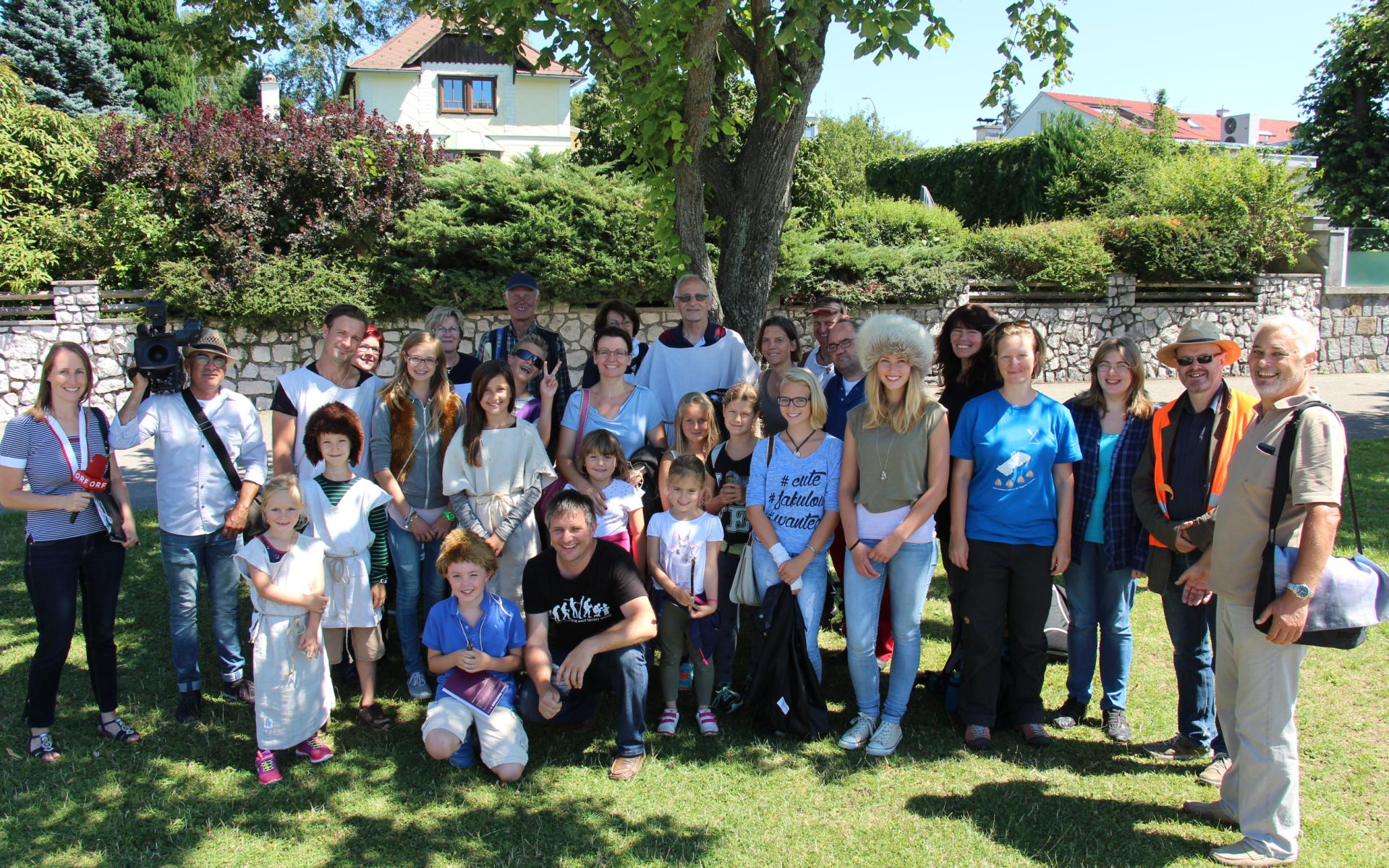 Gruppenfoto an der Seepromenade auf einer Wiese