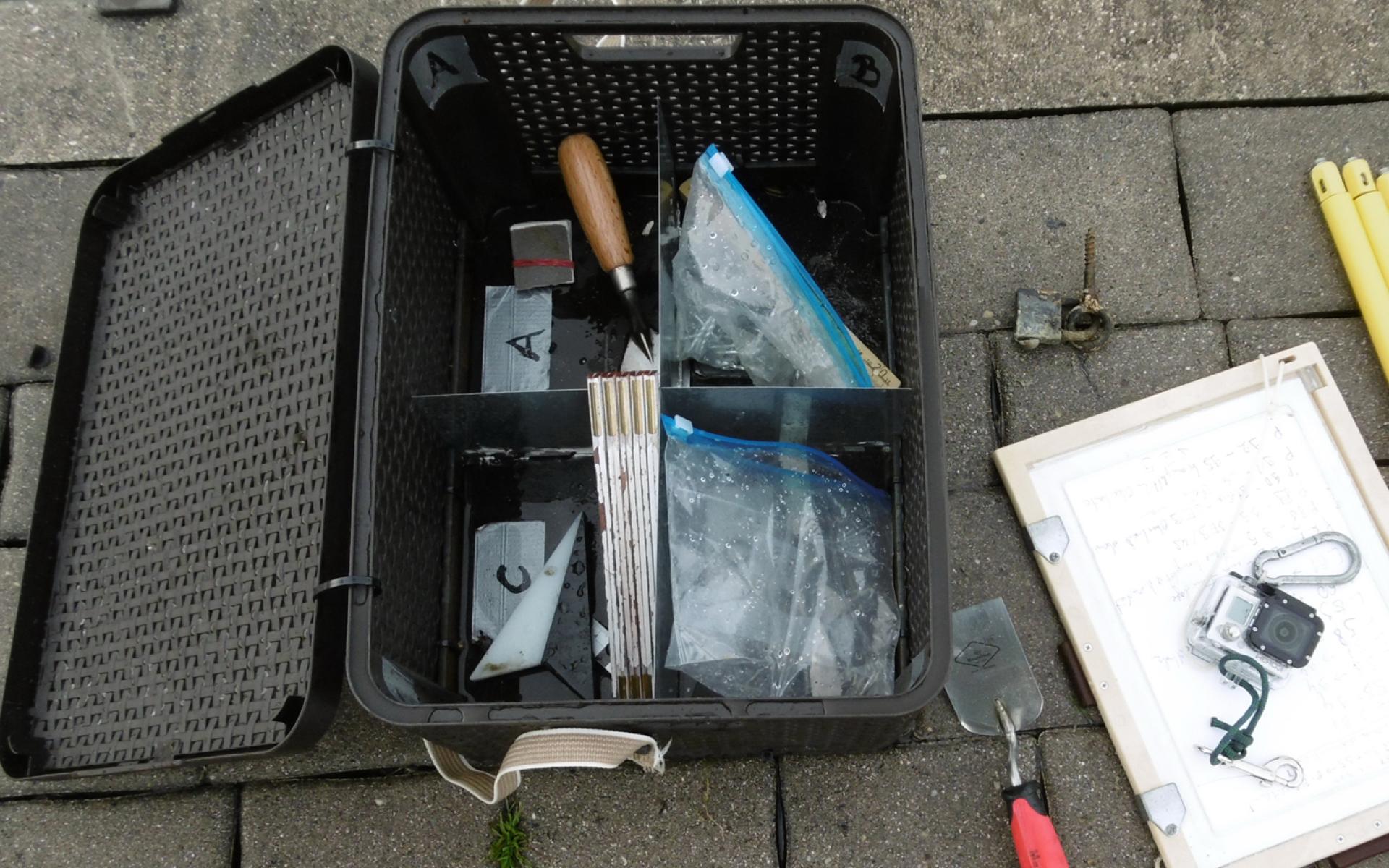 Eine schwarze Plastikbox mit Werkzeugen