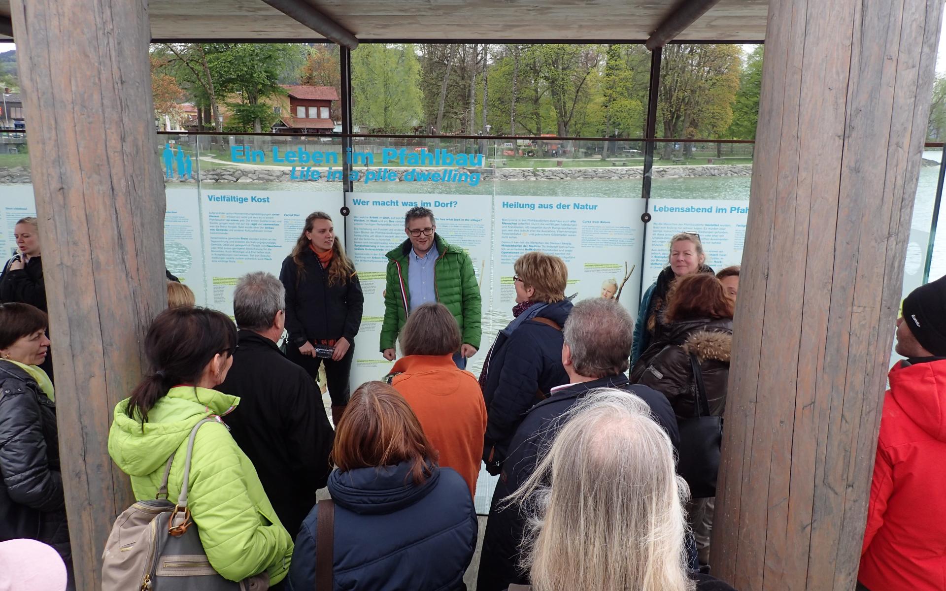 Eine Personengruppe im Pfahlbau-Pavillon Seewalchen