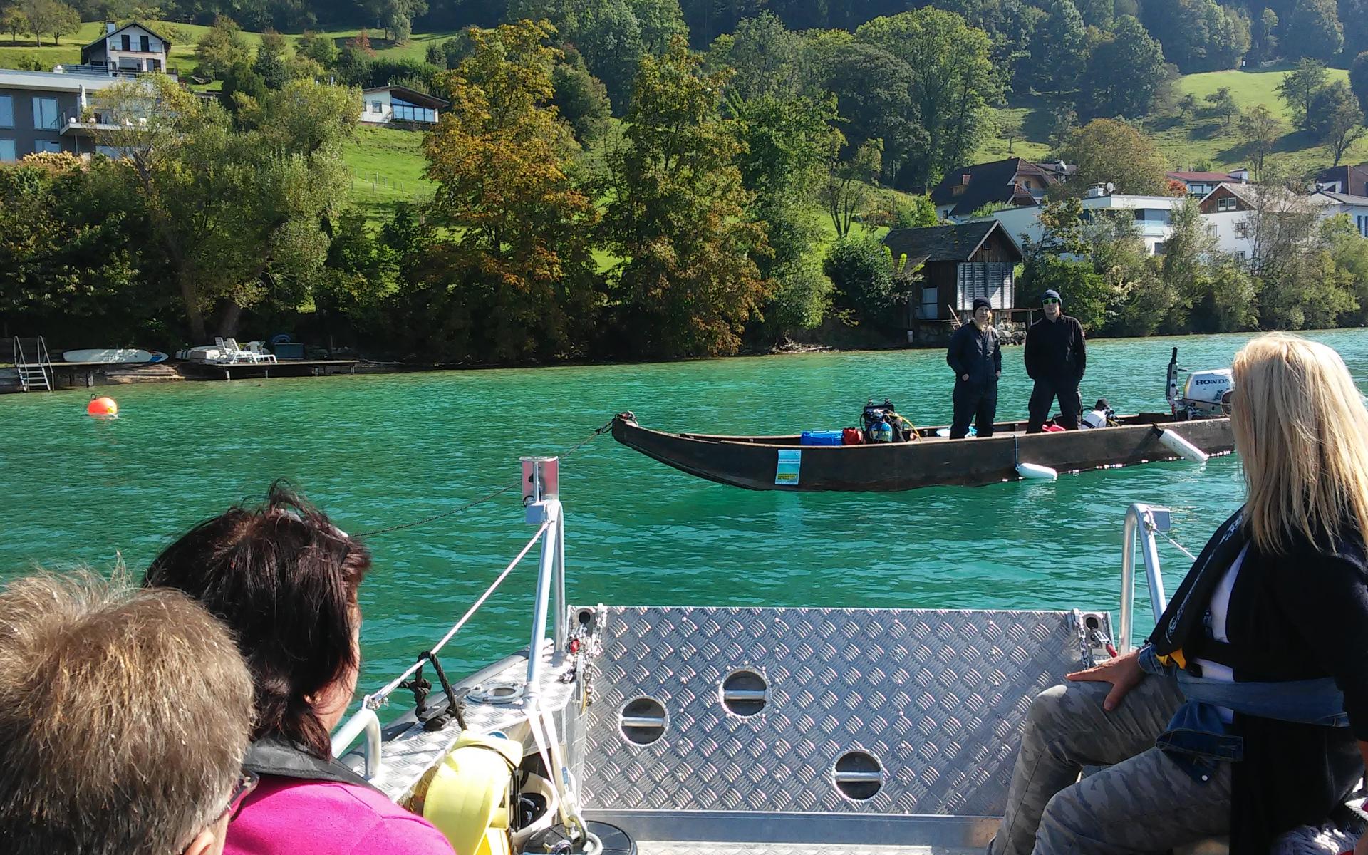 Das Forschungsboot trifft eine Zille am See