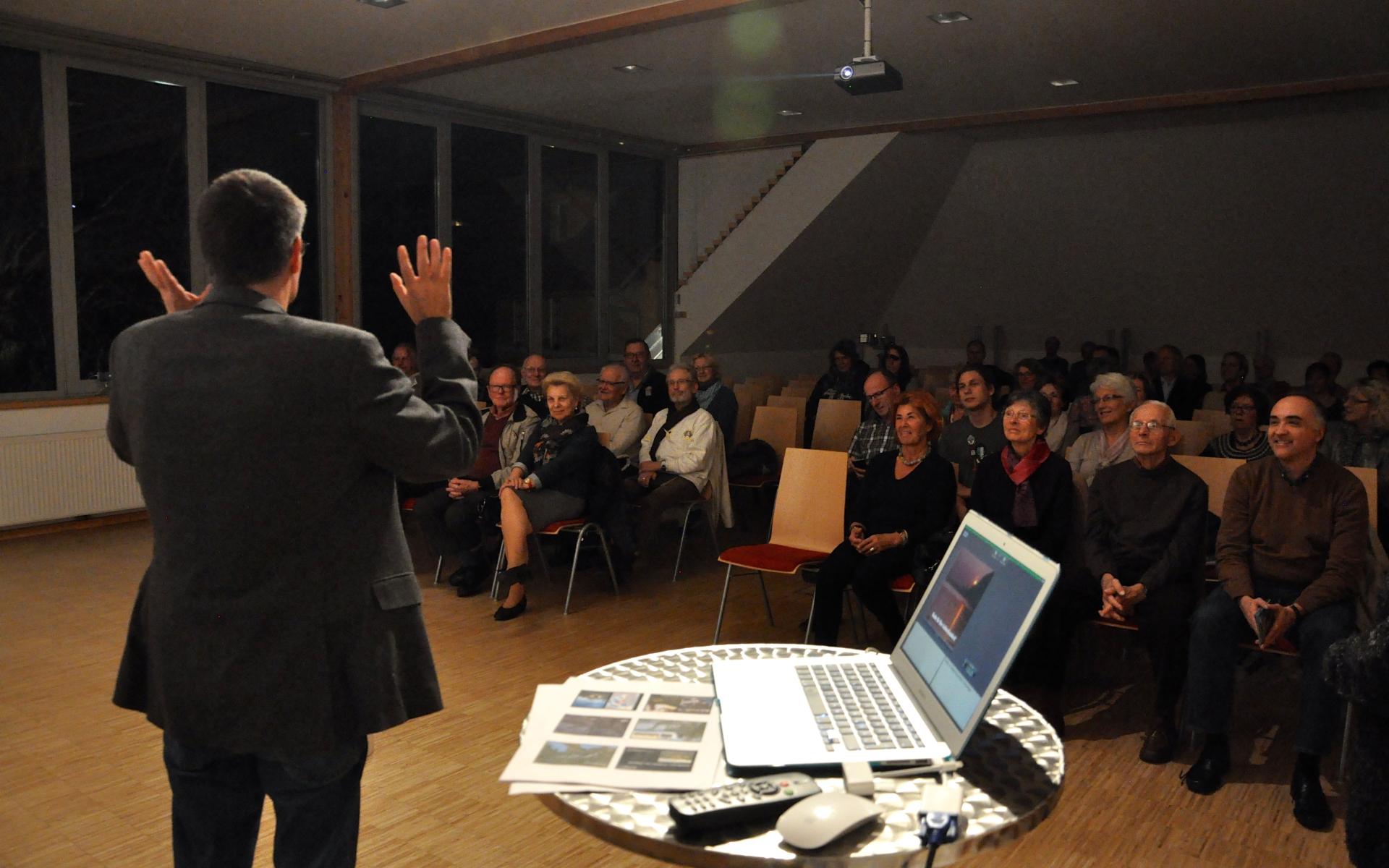Eine große Hörerschaft beim Vortrag in einem großen Saal