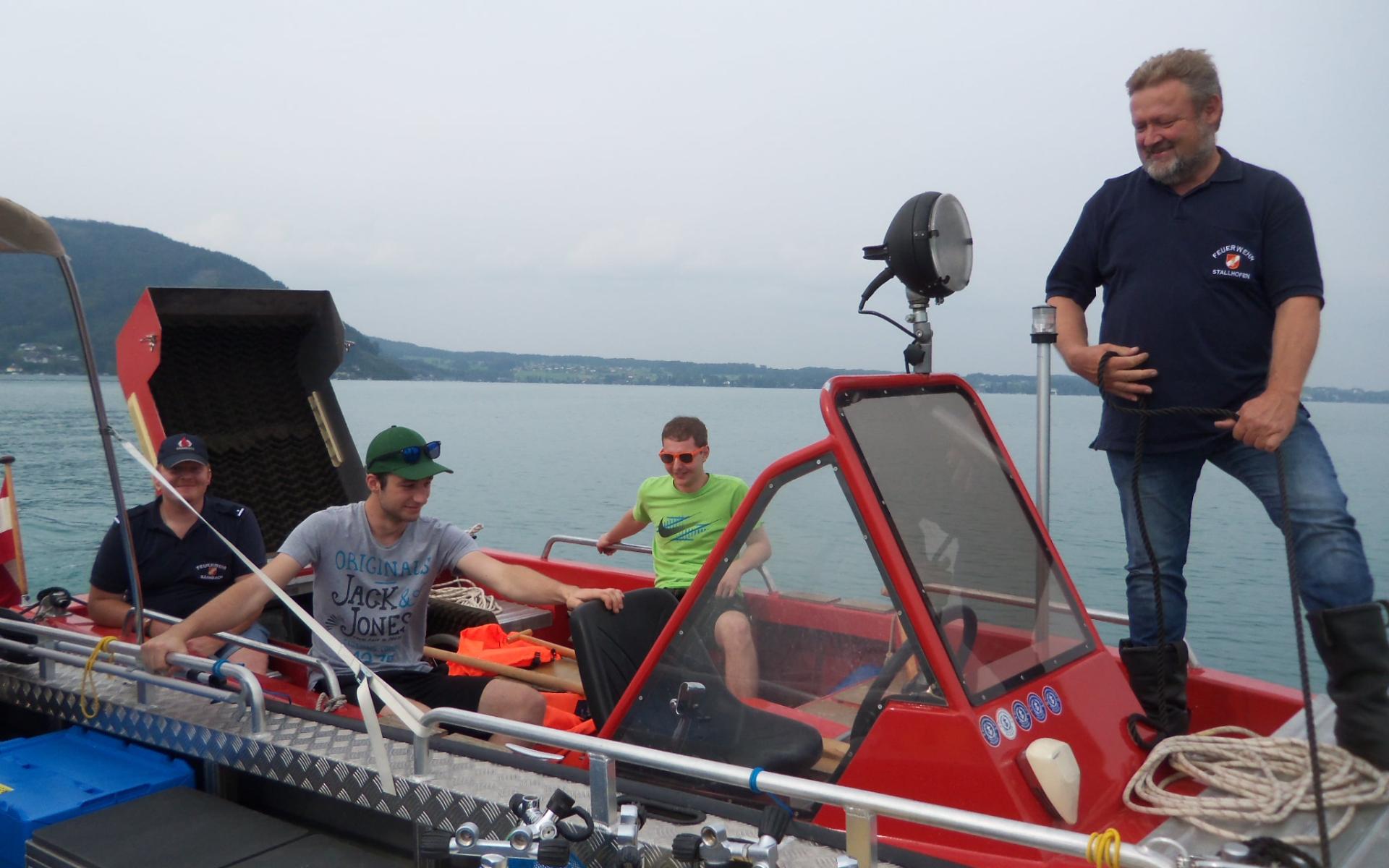 5 Personen auf einem roten Boot