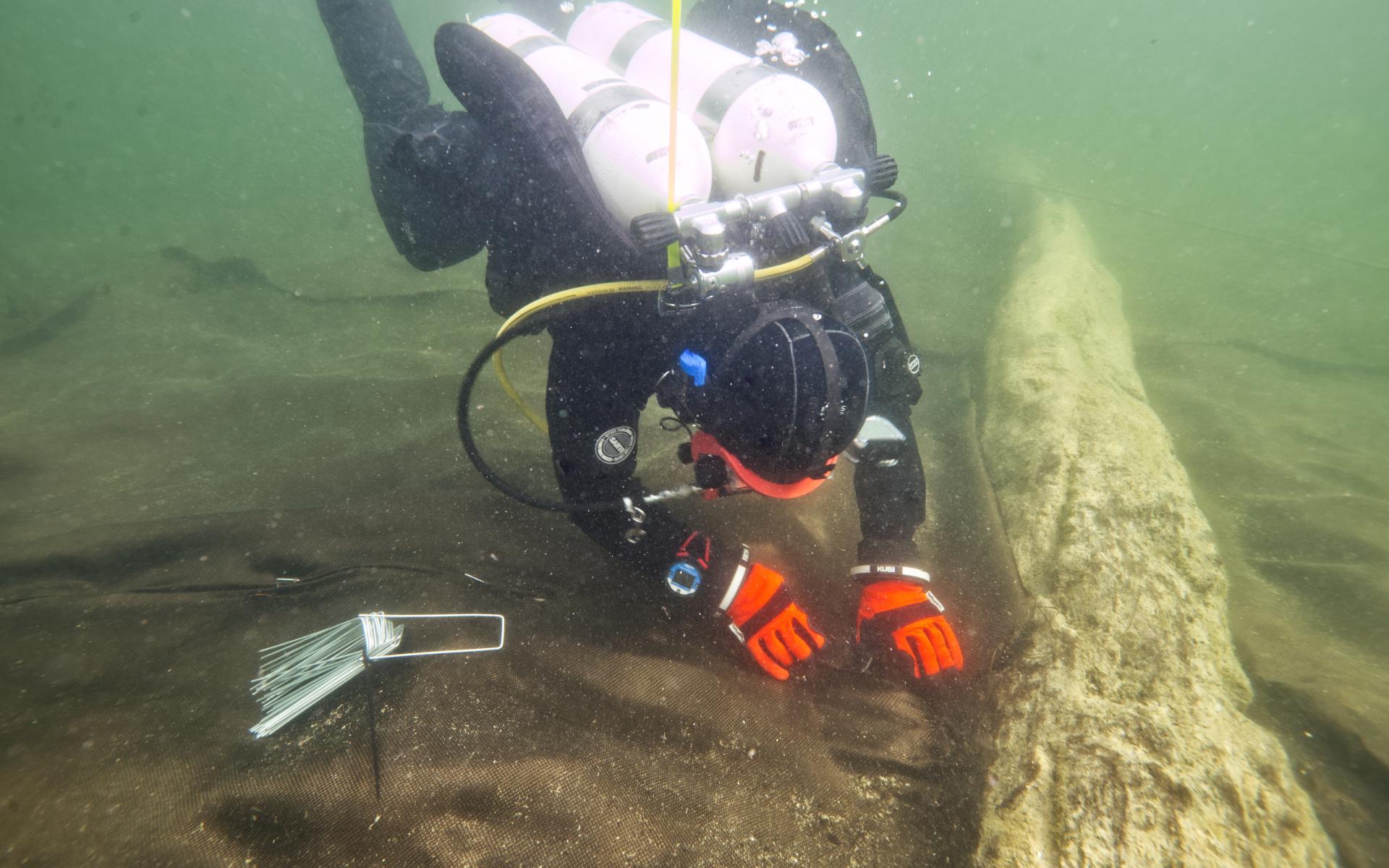 Forschungstaucher beim Verlegen der Basaltschutzmatten