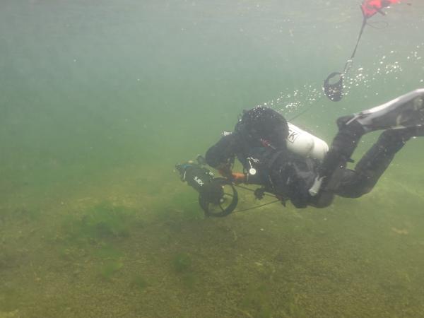 Forschungstaucher Stefan Krojer unterwegs mit der „Rakete“, einem Unterwasser-Scooter (DPV der Firma Suex).