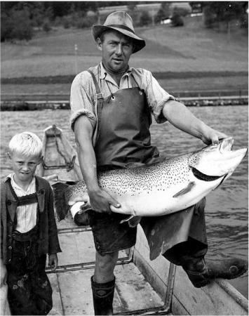 Fischer 1963 mit seinem Fang, einer Seeforelle. (Bild: Freunde der Archäologie)