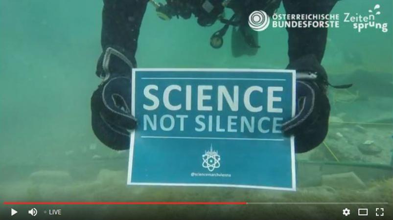 Das Grabungsteam hat auch unter Wasser beim „March for Science“ mitgemacht. (Bild: Kuratorium Pfahlbauten)