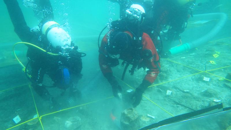 Zwei Forschungstaucher des Projektes Zeitensprung bei der Ausgrabung unter Wasser in Weyregg II. (Bild: Kuratorium Pfahlbauten)