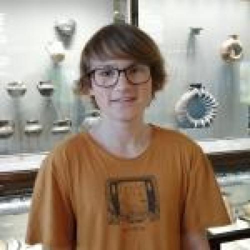 Anton Bernotat vor einer Vitrine
