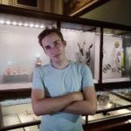 Michael Lonsing vor einer Vitrine