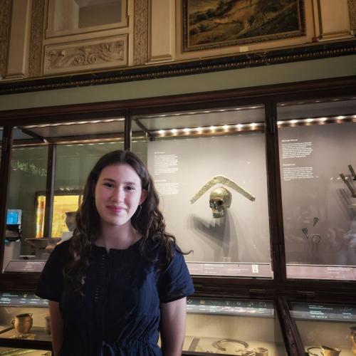 Antonia Bacher vor einer Vitrine im NHM Wien