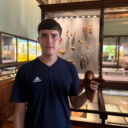 Christoph Scheiflinger vor einer Vitrine im NHM Wien