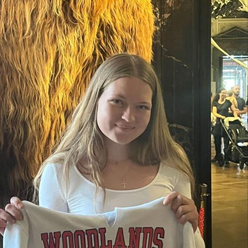 Kristina Callo mit einem Hoodie der "Woodlands"