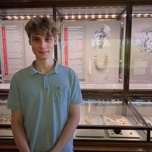 Simon Wissgott vor einer Vitrine im NHM Wien