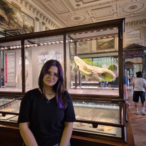 Sofia Jungmann vor einer Vitrine im NHM Wien