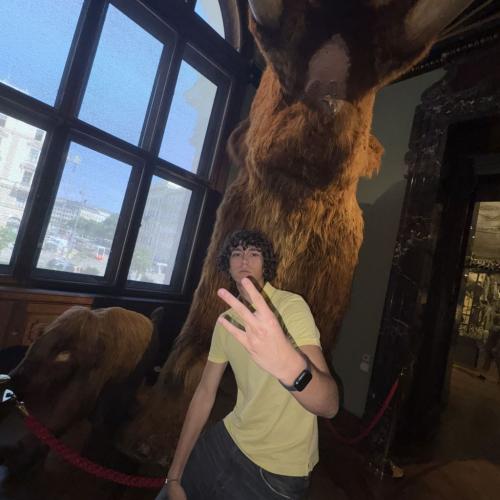 Timo Kriener vor einem rekonstruierten Mammut im NHM Wien