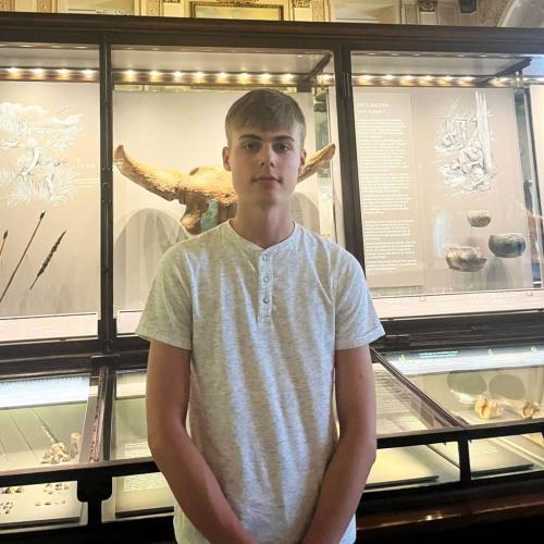 Tobias Wiedeck vor einer Vitrine im NHM Wien
