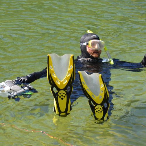 Marco im Tauchanzug, an der Oberfläche schwimmend