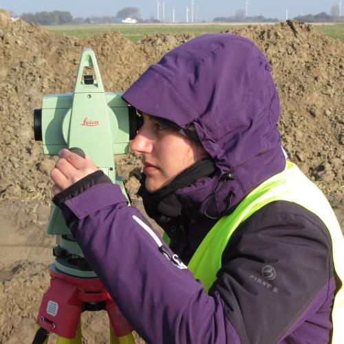 Nadine Alpino am Tachimeter mit einer Kapuzenjacke