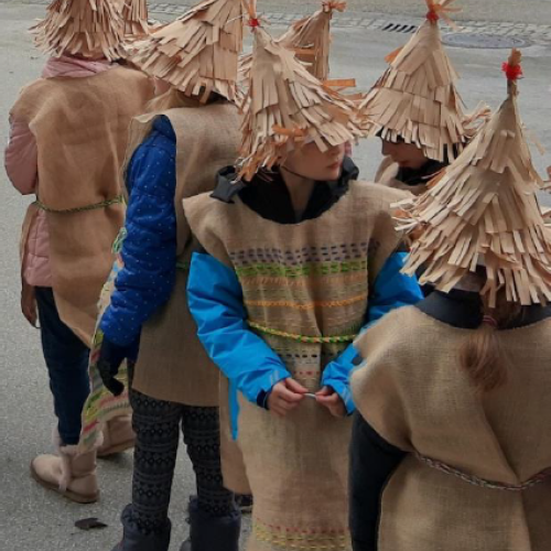 Kinder im Pfahlbaukostüm