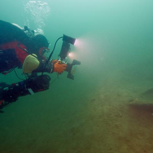 Stefan Krojer bei der 3D-Aufnahme eines Einbaums aus dem Klopeiner See 