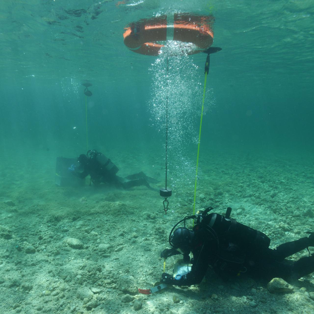 Einmessung von freistehenden Pfahlköpfen vor dem Steg Seewalchen, Attersee.