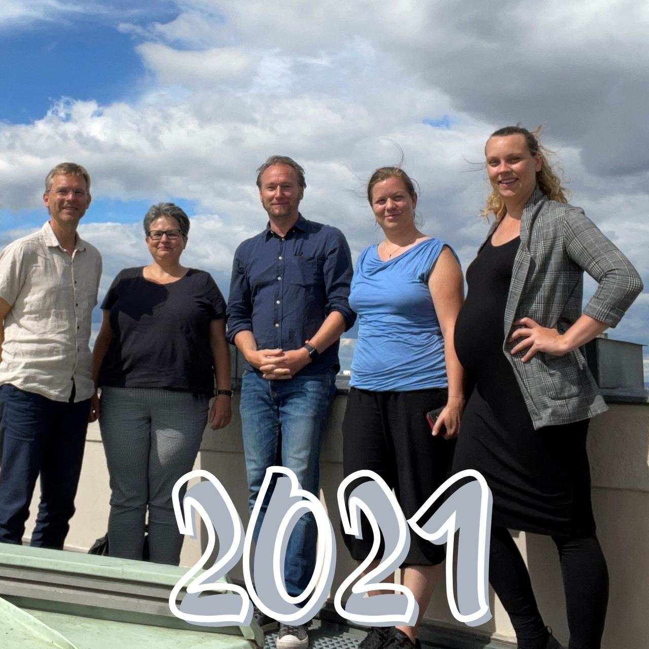 5 Personen auf einem Gruppenfoto