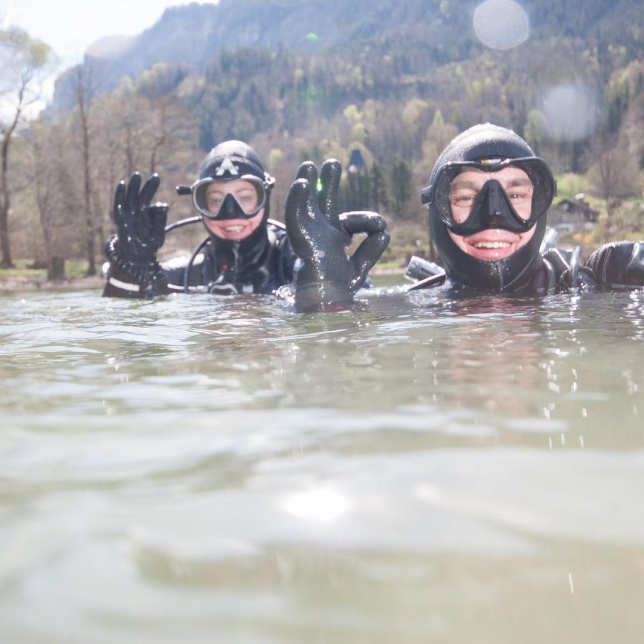 2 Taucher, die aus dem Wasser schauen