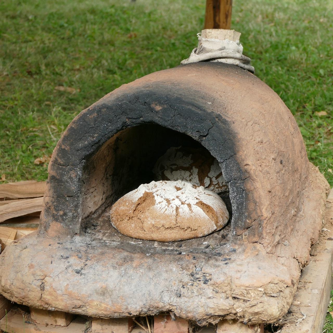 Ein fertiges Sauerteigbrot in einem Lehmbackofen