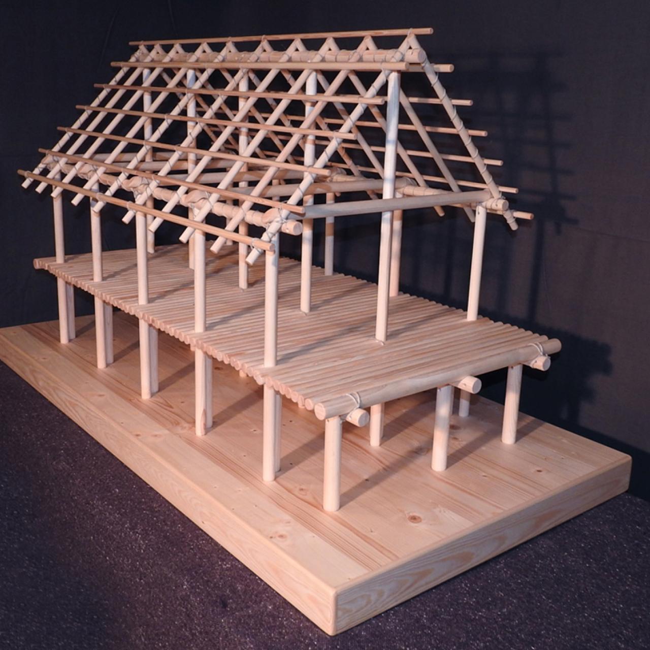 Modell aus hellem Holz eines Hauses